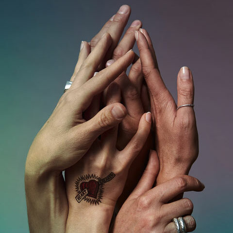 Bilder von vielen Händen (5), eine Hand hat ein Tattoo des Heartbreaker Logos.