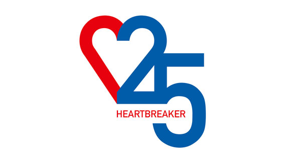 25 Jahre Heartbreaker. Illustration bestehend aus der Zahl 25 in Blau und eines roten, halben Herzens, das mit der 2 ein ganzes Herz bildet.